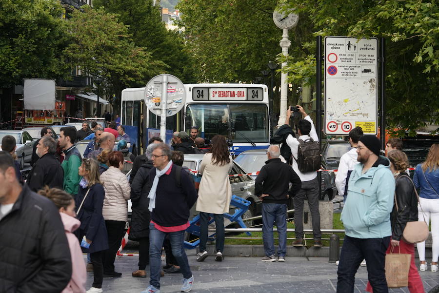 El Boulevard de San Sebastián ha sido escenario de una recreación de la violencia en los 90 en la ciudad, dentro del rodaje de la serie 'Patria'.