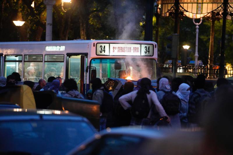 El Boulevard de San Sebastián ha sido escenario de una recreación de la violencia en los 90 en la ciudad, dentro del rodaje de la serie 'Patria'.