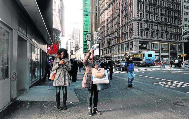 En Nueva York, como en cualquier otra ciudad del mundo, los viandantes abstraídos por el móvil son una plaga.