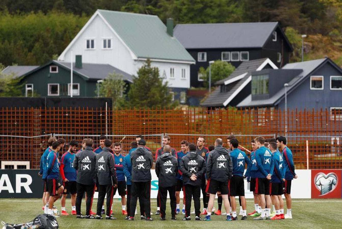 La selección española tratará de seguir encarrilando su clasificación para la Eurocopa 2020 en este modesto estadio sin una grada de la capital del archipiélago autónomo que forma parte del Reino de Dinamarca