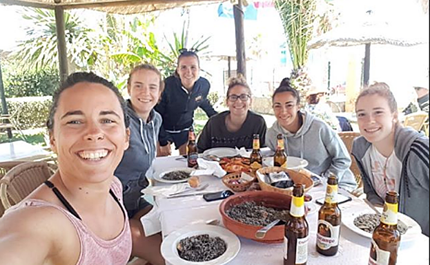 Varias jugadoras de la Real Sociedad disfrutando de un arroz negro en un chiringuito de playa en la localidad gaditana de El Palmar