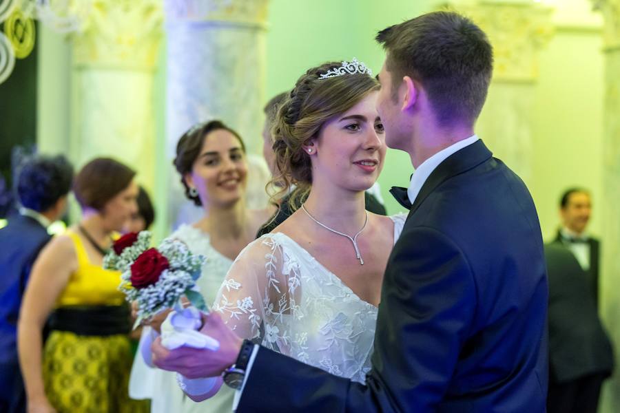 Parejas bailan en la primera edición de la Gala del baile vienés este jueves en el Hotel Ritz-Carlton de la Paix en Ginebra (Suiza). El primer evento de esta clase se realizó en el Palacio de las Naciones para los integrantes de la comunidad diplomática en 1937.