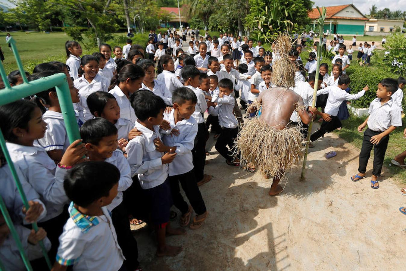 Los manifestantes desfilan durante el festival anual «Pring Ka-Ek» o «casa del espíritu» para orar por la fortuna y la lluvia en las afueras de Phnom Penh