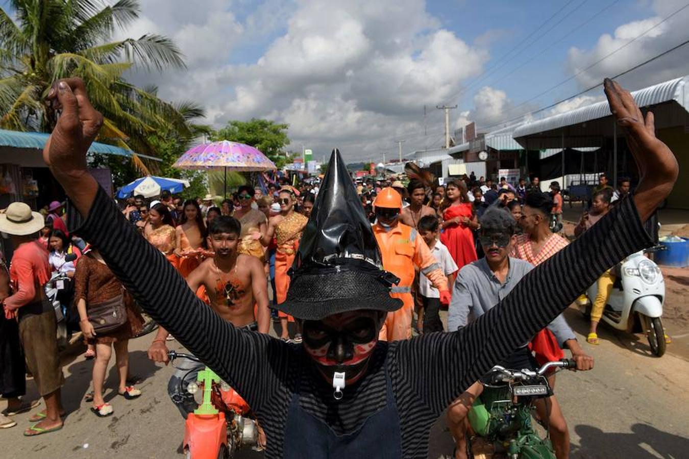 Los manifestantes desfilan durante el festival anual «Pring Ka-Ek» o «casa del espíritu» para orar por la fortuna y la lluvia en las afueras de Phnom Penh