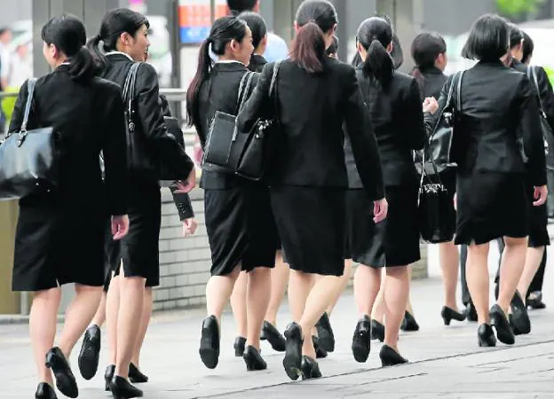 Las mujeres japonesas están obligadas a acudir al trabajo con falda y zapatos de tacón. 