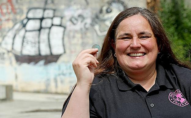 Alicia Gómez muestra la moneda. 