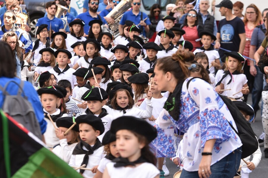  La agenda del sábado ha arrancado, a las 11.00 horas, con el campeonato de toka y bote en la plaza Txirrita. La tamborrada infantil ha recorrido las principales calles del barrio acompañada por la txaranga Arraiketai. A esa misma hora, ha comenzado el IX Concurso de paellas en el patio del colegio cuyo jurado estará compuesto por miembros del restaurante Arzak.