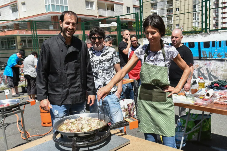  La agenda del sábado ha arrancado, a las 11.00 horas, con el campeonato de toka y bote en la plaza Txirrita. La tamborrada infantil ha recorrido las principales calles del barrio acompañada por la txaranga Arraiketai. A esa misma hora, ha comenzado el IX Concurso de paellas en el patio del colegio cuyo jurado estará compuesto por miembros del restaurante Arzak.