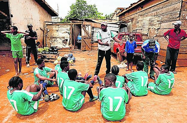 Las jóvenes jugadoras camerunesas, en la RailFoot Academy. . 