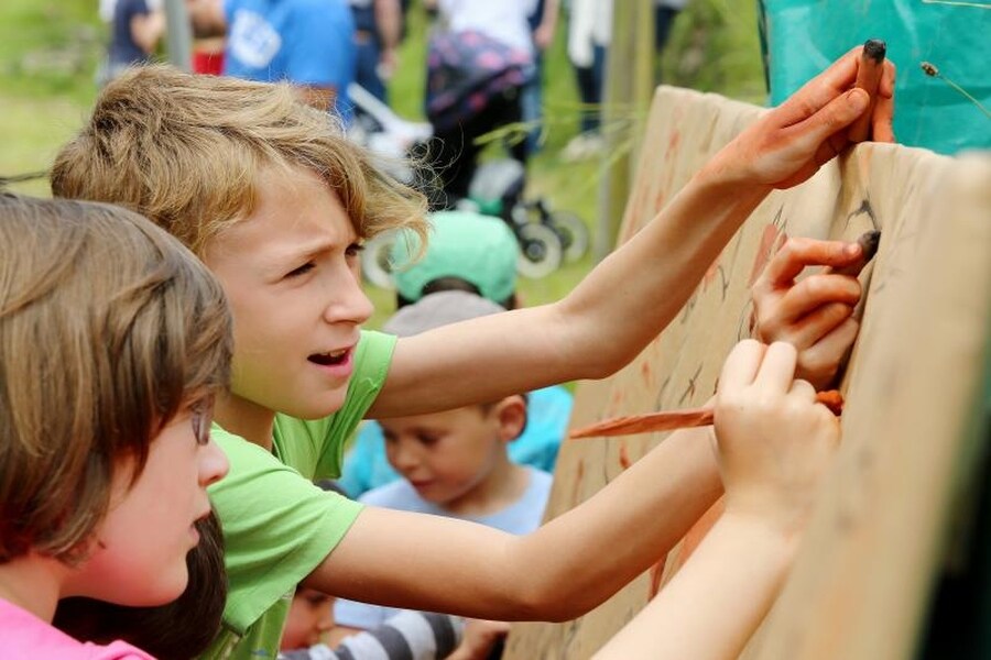 Ekainberri ha vivido una de sus jornadas más especiales del año. Ekainfest transformó el valle de Sastarrain en un gran campamento de la Prehistoria, donde los asistentes, en su mayoría público familiar, pudieron ver cómo hacían fuego nuestros antepasados de hace 14.000 años, cómo vestían o cómo cazaban.