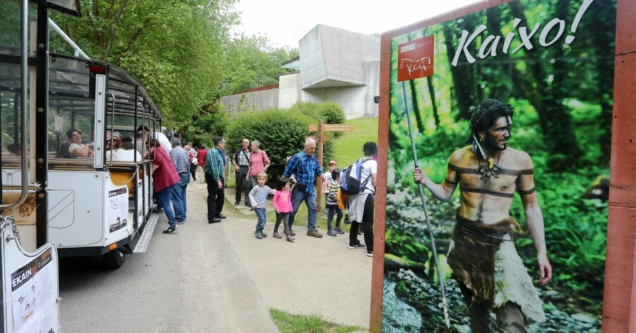 Ekainberri ha vivido una de sus jornadas más especiales del año. Ekainfest transformó el valle de Sastarrain en un gran campamento de la Prehistoria, donde los asistentes, en su mayoría público familiar, pudieron ver cómo hacían fuego nuestros antepasados de hace 14.000 años, cómo vestían o cómo cazaban.