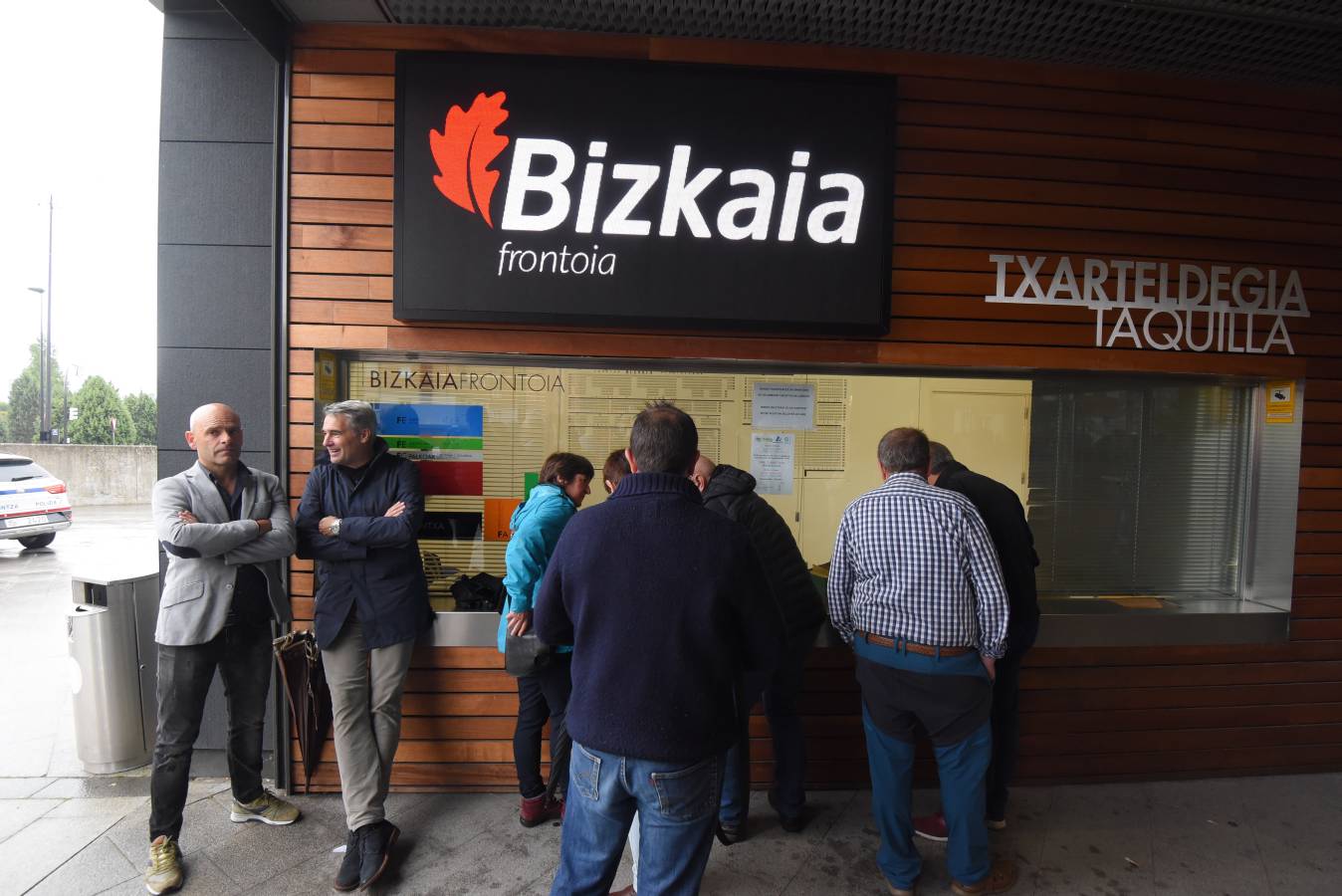 La final entre Irribarria y Urrutikoetxea ha reunido a miles de personas en Bilbao, entre las que estaban Iñigo Urkullu o Lorenzo Juarros. 