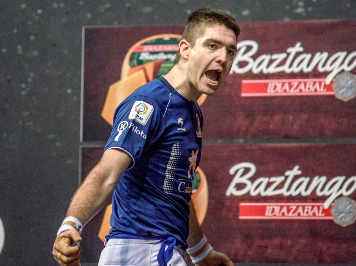 El de Arama se ha impuesto en una disputada final del Manomanista. Urrutikoetxea le ha plantado cara, pero el vizcaíno no ha podido con la fuerza del pelotari guipuzcoano.