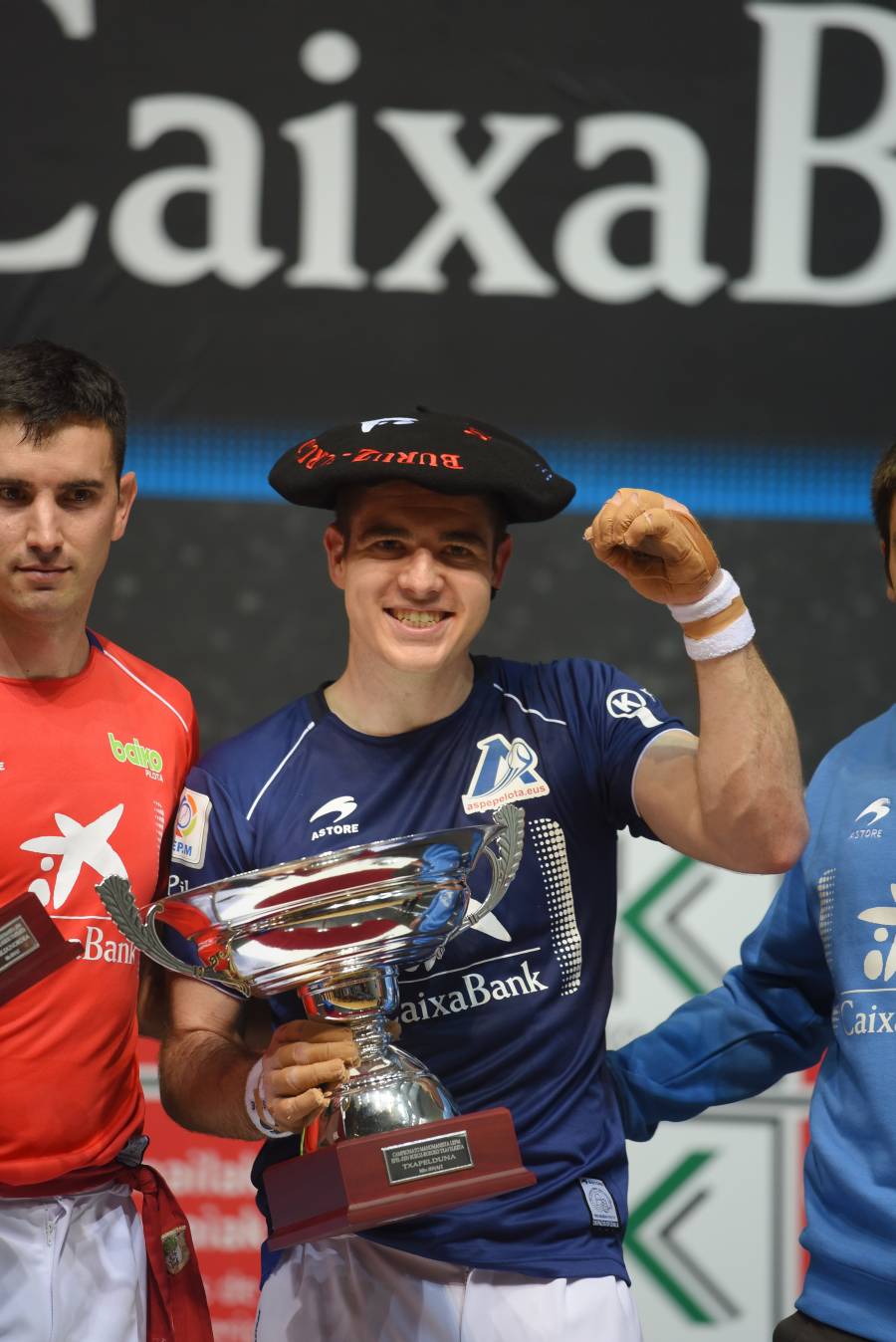 El de Arama se ha impuesto en una disputada final del Manomanista. Urrutikoetxea le ha plantado cara, pero el vizcaíno no ha podido con la fuerza del pelotari guipuzcoano.