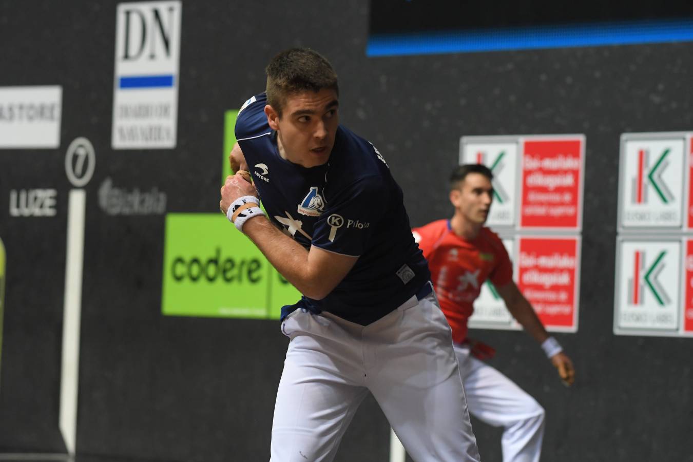 El de Arama se ha impuesto en una disputada final del Manomanista. Urrutikoetxea le ha plantado cara, pero el vizcaíno no ha podido con la fuerza del pelotari guipuzcoano.