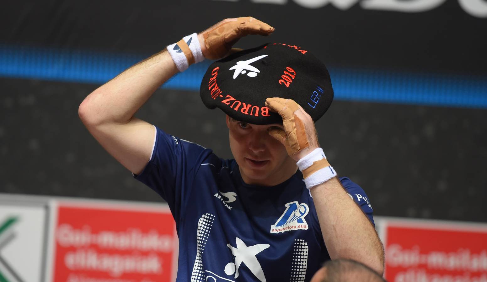 El de Arama se ha impuesto en una disputada final del Manomanista. Urrutikoetxea le ha plantado cara, pero el vizcaíno no ha podido con la fuerza del pelotari guipuzcoano.