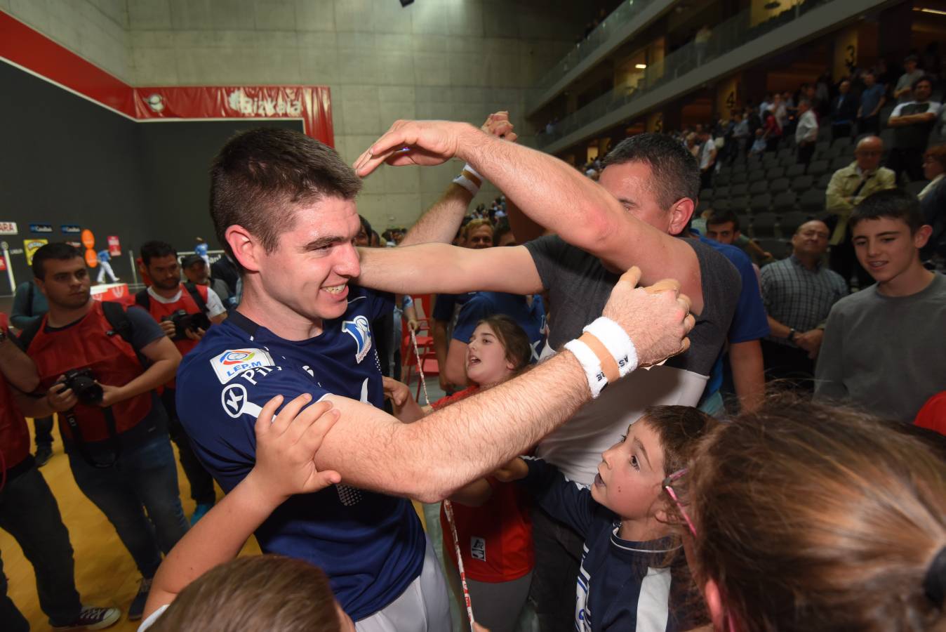 El de Arama se ha impuesto en una disputada final del Manomanista. Urrutikoetxea le ha plantado cara, pero el vizcaíno no ha podido con la fuerza del pelotari guipuzcoano.