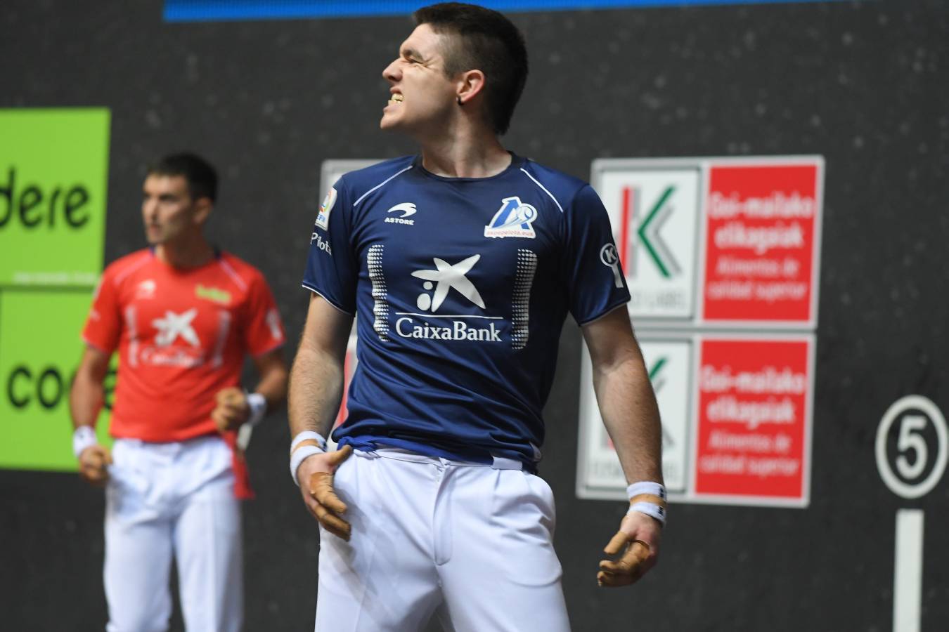 El de Arama se ha impuesto en una disputada final del Manomanista. Urrutikoetxea le ha plantado cara, pero el vizcaíno no ha podido con la fuerza del pelotari guipuzcoano.