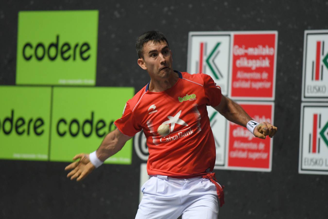 El de Arama se ha impuesto en una disputada final del Manomanista. Urrutikoetxea le ha plantado cara, pero el vizcaíno no ha podido con la fuerza del pelotari guipuzcoano.