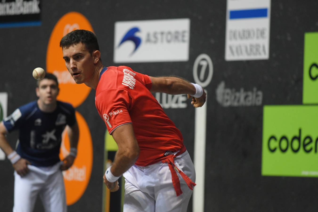 El de Arama se ha impuesto en una disputada final del Manomanista. Urrutikoetxea le ha plantado cara, pero el vizcaíno no ha podido con la fuerza del pelotari guipuzcoano.