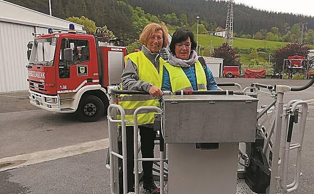 Protagonistas. Margari Gorrotxategi y Lorea Iregi, impulsoras del proyecto Sasoibide, durante una visita al parque de bomberos de Zubillaga.