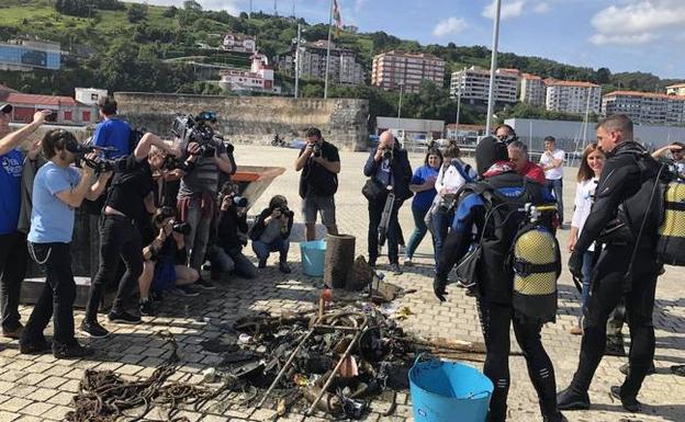 Recogen ocho toneladas de plásticos en Urdaibai