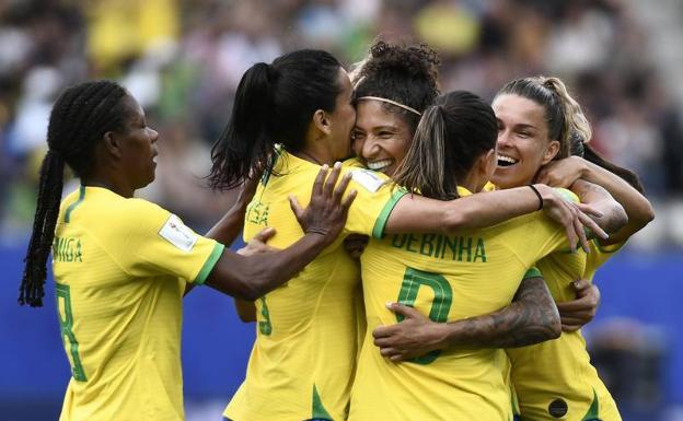 Cristiane y sus compañeras celebrando un gol.