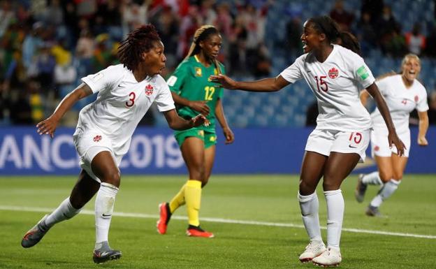 La jugadora Kadeisha Buchanan (i) de Canadá celebra el gol ante Camerún.