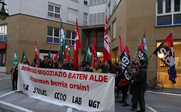 Concentración de los sindicatos ante la sede de Kristau Eskola en Donostia. ::