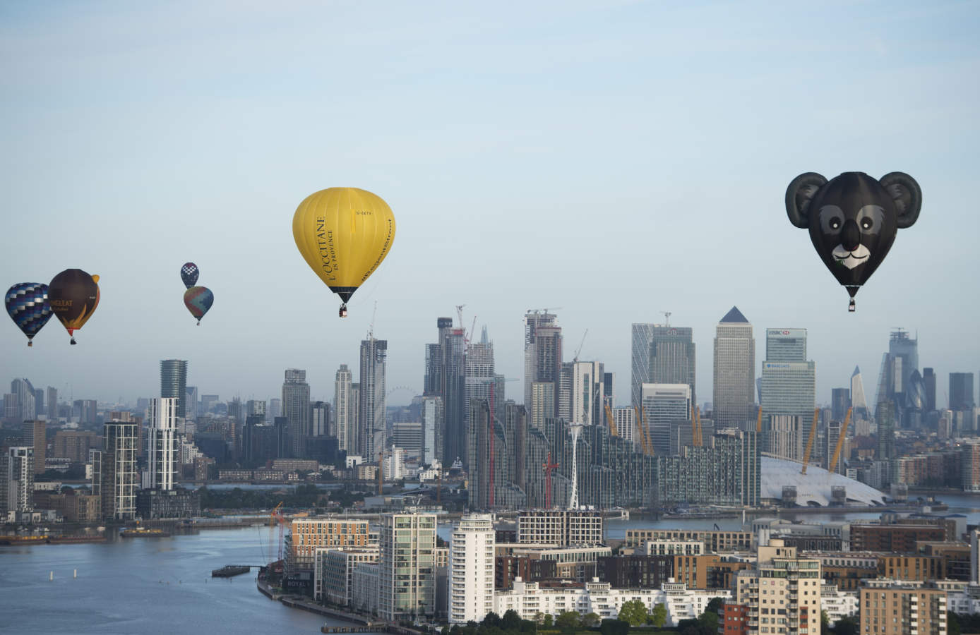 Un grupo de globos aerostáticos sobrevuela la ciudad de Londres durante la competición Lord Mayor's Hot Air Balloon Regatta.