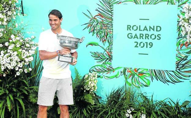 Rafa Nadal posa ayer con la Copa de los Mosqueteros conquistada el domingo en París, la número 12 de su carrera. 