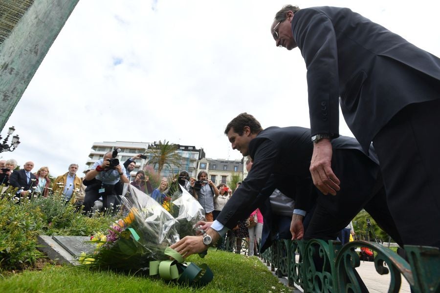 Casado, junto a Alonso, Weber y Tajani, ha realizado una ofrenda floral junto al monolito que recuerdas a las víctimas de ETA y realizado un minuto de silencio que solo se ha roto con el aplauso de decenas de personas que han acercado hasta Alderdi Eder