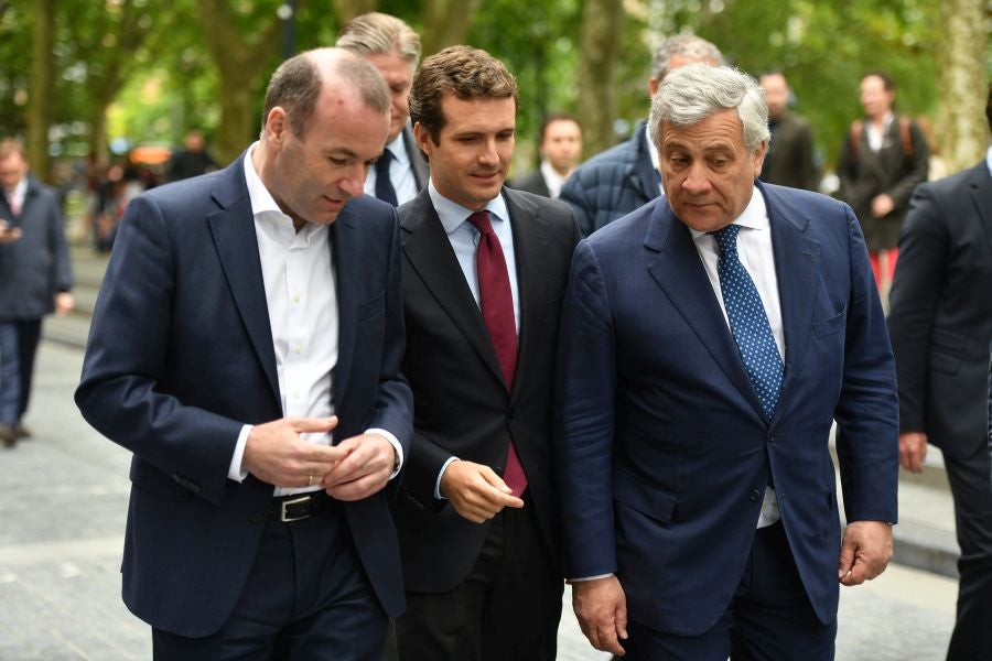 Casado, junto a Alonso, Weber y Tajani, ha realizado una ofrenda floral junto al monolito que recuerdas a las víctimas de ETA y realizado un minuto de silencio que solo se ha roto con el aplauso de decenas de personas que han acercado hasta Alderdi Eder