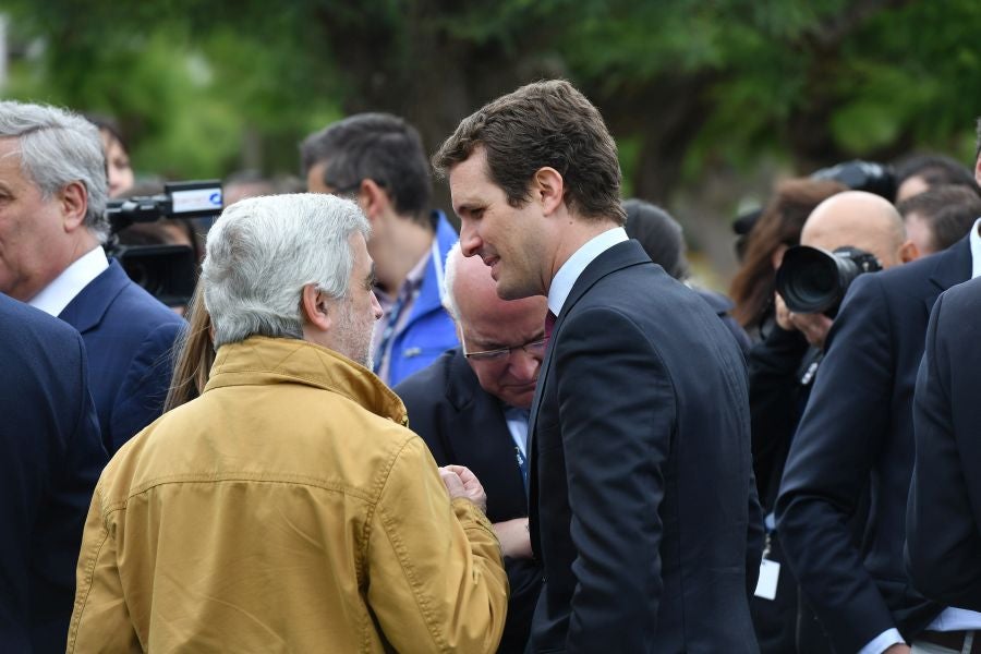 Casado, junto a Alonso, Weber y Tajani, ha realizado una ofrenda floral junto al monolito que recuerdas a las víctimas de ETA y realizado un minuto de silencio que solo se ha roto con el aplauso de decenas de personas que han acercado hasta Alderdi Eder
