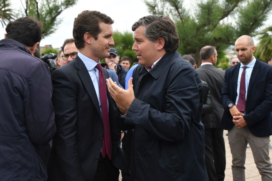 Casado, junto a Alonso, Weber y Tajani, ha realizado una ofrenda floral junto al monolito que recuerdas a las víctimas de ETA y realizado un minuto de silencio que solo se ha roto con el aplauso de decenas de personas que han acercado hasta Alderdi Eder