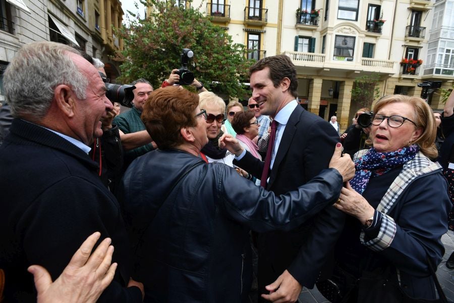 Casado, junto a Alonso, Weber y Tajani, ha realizado una ofrenda floral junto al monolito que recuerdas a las víctimas de ETA y realizado un minuto de silencio que solo se ha roto con el aplauso de decenas de personas que han acercado hasta Alderdi Eder