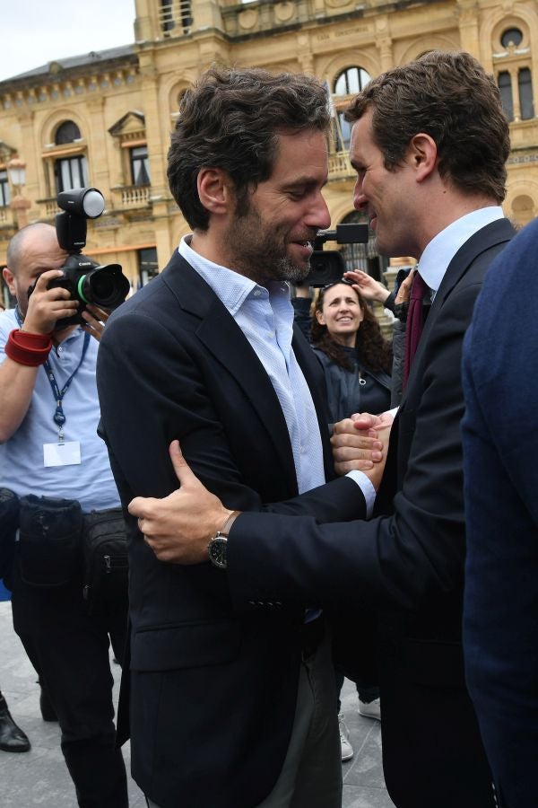 Casado, junto a Alonso, Weber y Tajani, ha realizado una ofrenda floral junto al monolito que recuerdas a las víctimas de ETA y realizado un minuto de silencio que solo se ha roto con el aplauso de decenas de personas que han acercado hasta Alderdi Eder