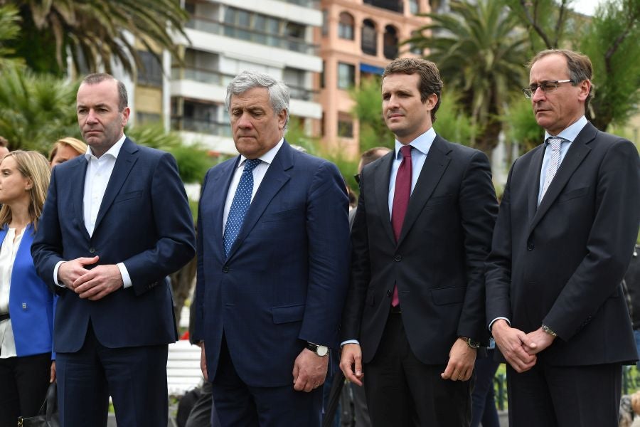 Casado, junto a Alonso, Weber y Tajani, ha realizado una ofrenda floral junto al monolito que recuerdas a las víctimas de ETA y realizado un minuto de silencio que solo se ha roto con el aplauso de decenas de personas que han acercado hasta Alderdi Eder