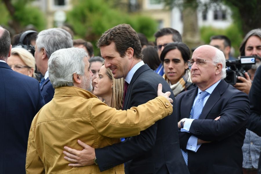 Casado, junto a Alonso, Weber y Tajani, ha realizado una ofrenda floral junto al monolito que recuerdas a las víctimas de ETA y realizado un minuto de silencio que solo se ha roto con el aplauso de decenas de personas que han acercado hasta Alderdi Eder