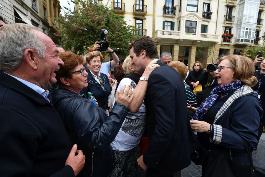 Casado, junto a Alonso, Weber y Tajani, ha realizado una ofrenda floral junto al monolito que recuerdas a las víctimas de ETA y realizado un minuto de silencio que solo se ha roto con el aplauso de decenas de personas que han acercado hasta Alderdi Eder