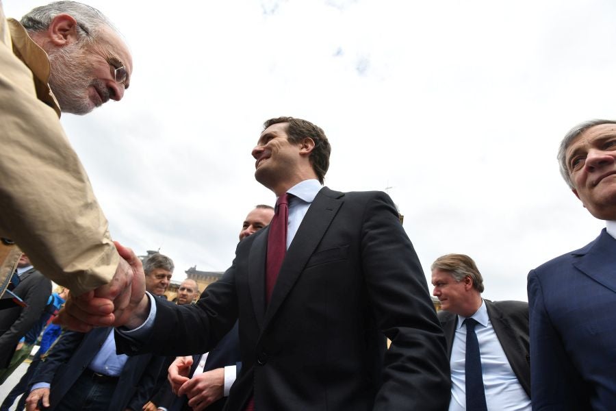 Casado, junto a Alonso, Weber y Tajani, ha realizado una ofrenda floral junto al monolito que recuerdas a las víctimas de ETA y realizado un minuto de silencio que solo se ha roto con el aplauso de decenas de personas que han acercado hasta Alderdi Eder