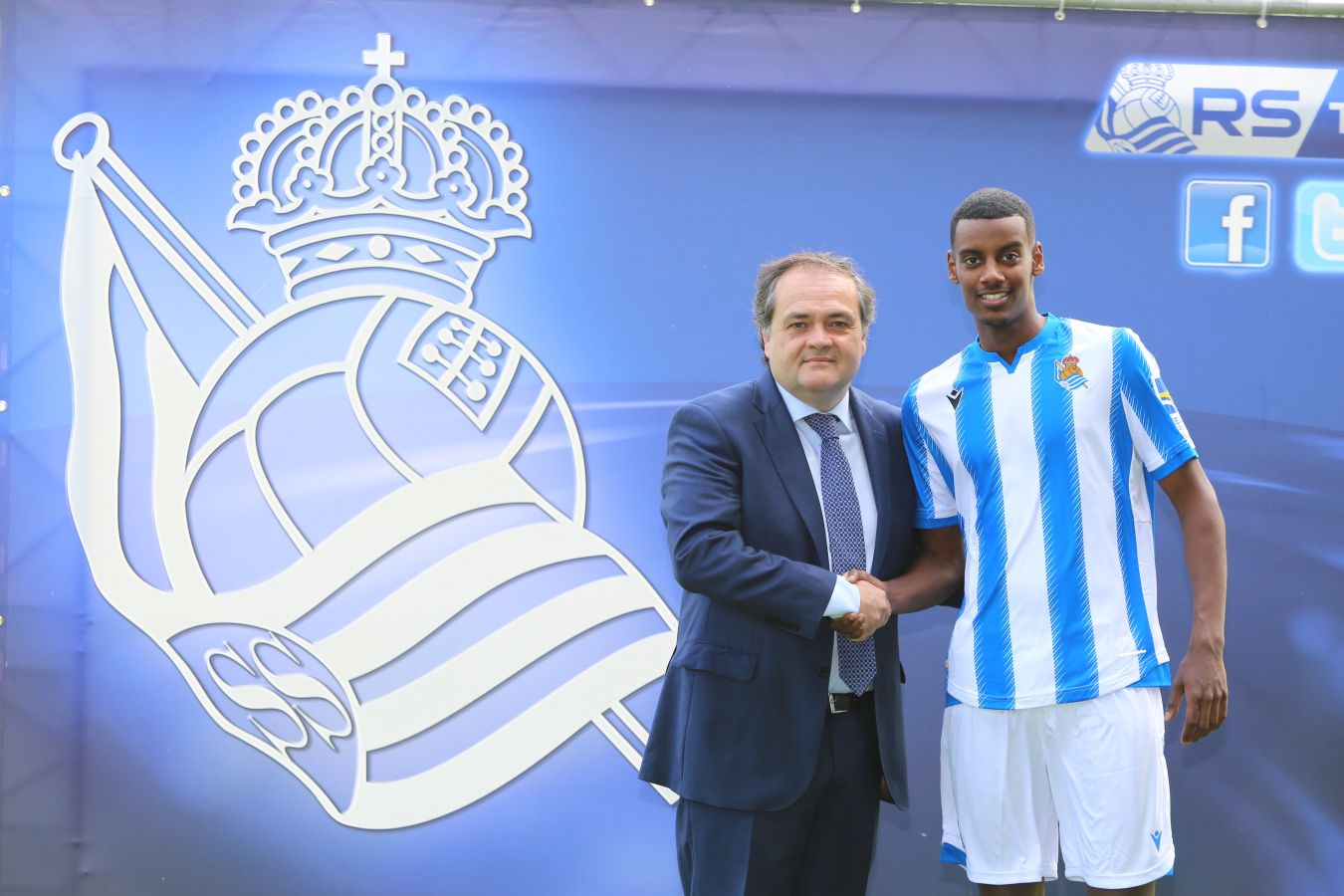 El delantero sueco firma hasta 2024. La Real Sociedad ha aprovechado su presentación para dar a conocer su nueva equipación para la temporada 2019/20