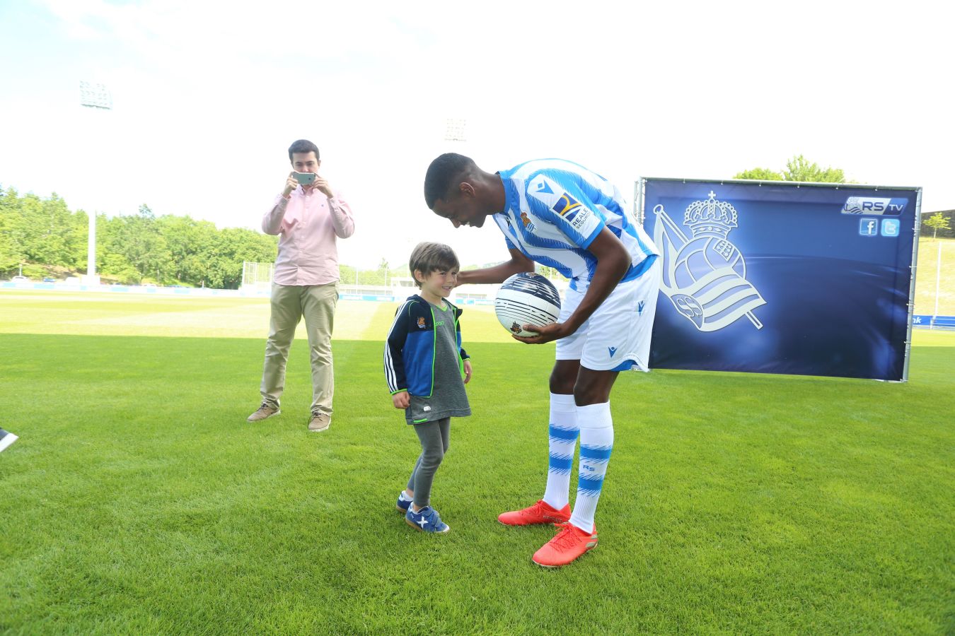 El delantero sueco firma hasta 2024. La Real Sociedad ha aprovechado su presentación para dar a conocer su nueva equipación para la temporada 2019/20