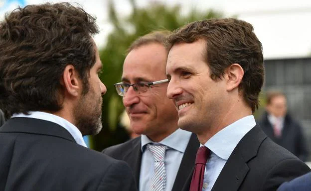 Pablo Casado junto a Alfonso Alonso y Borja Sémper en el homenaje a las víctimas celebrado este miércoles en San Sebastián. 