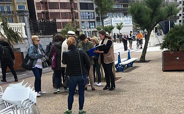 El director junto a su equipo en el paseo de La Concha 