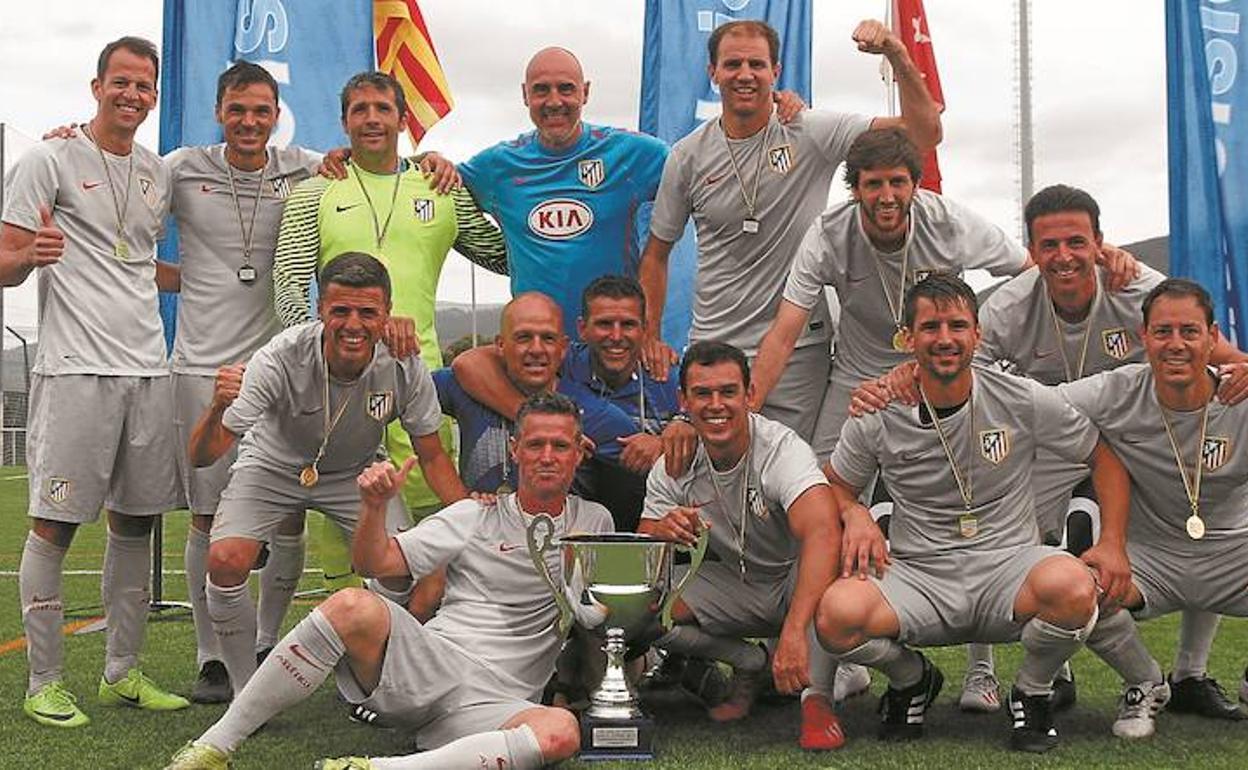 La plantilla del conjunto madrileño celebra el ansiado título. 