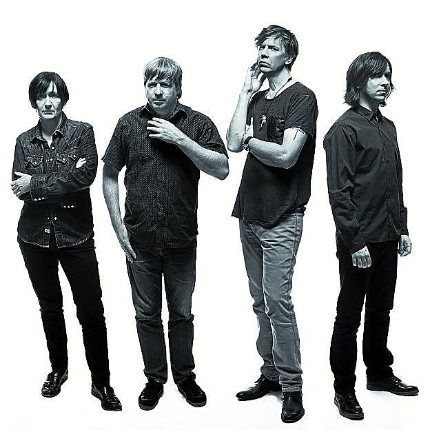 El estadounidense Thurston Moore, segundo por la derecha, con los miembros de su grupo.