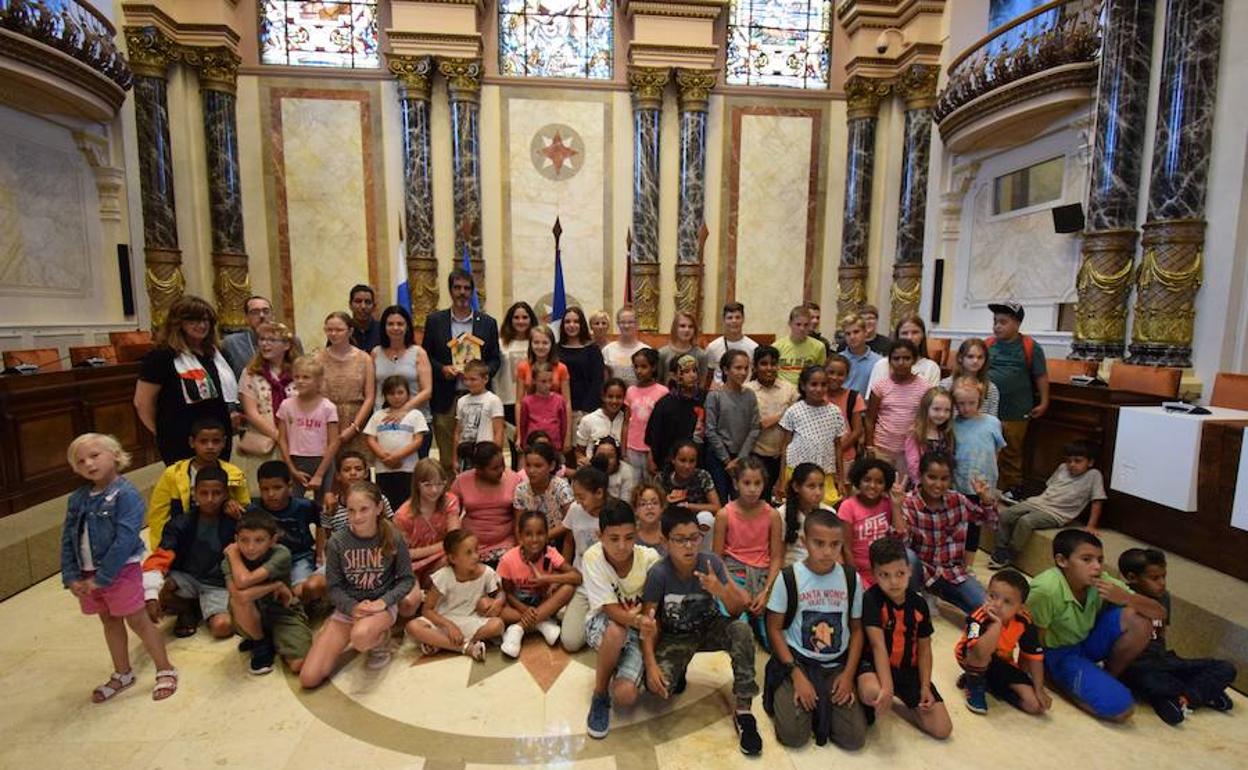 Niños que participaron en la anterior edición del programa 'Vacaciones en paz', en su acogida en el Ayuntamiento de San Sebastián.