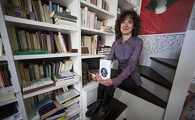 Yolanda González, con su libro de relatos.