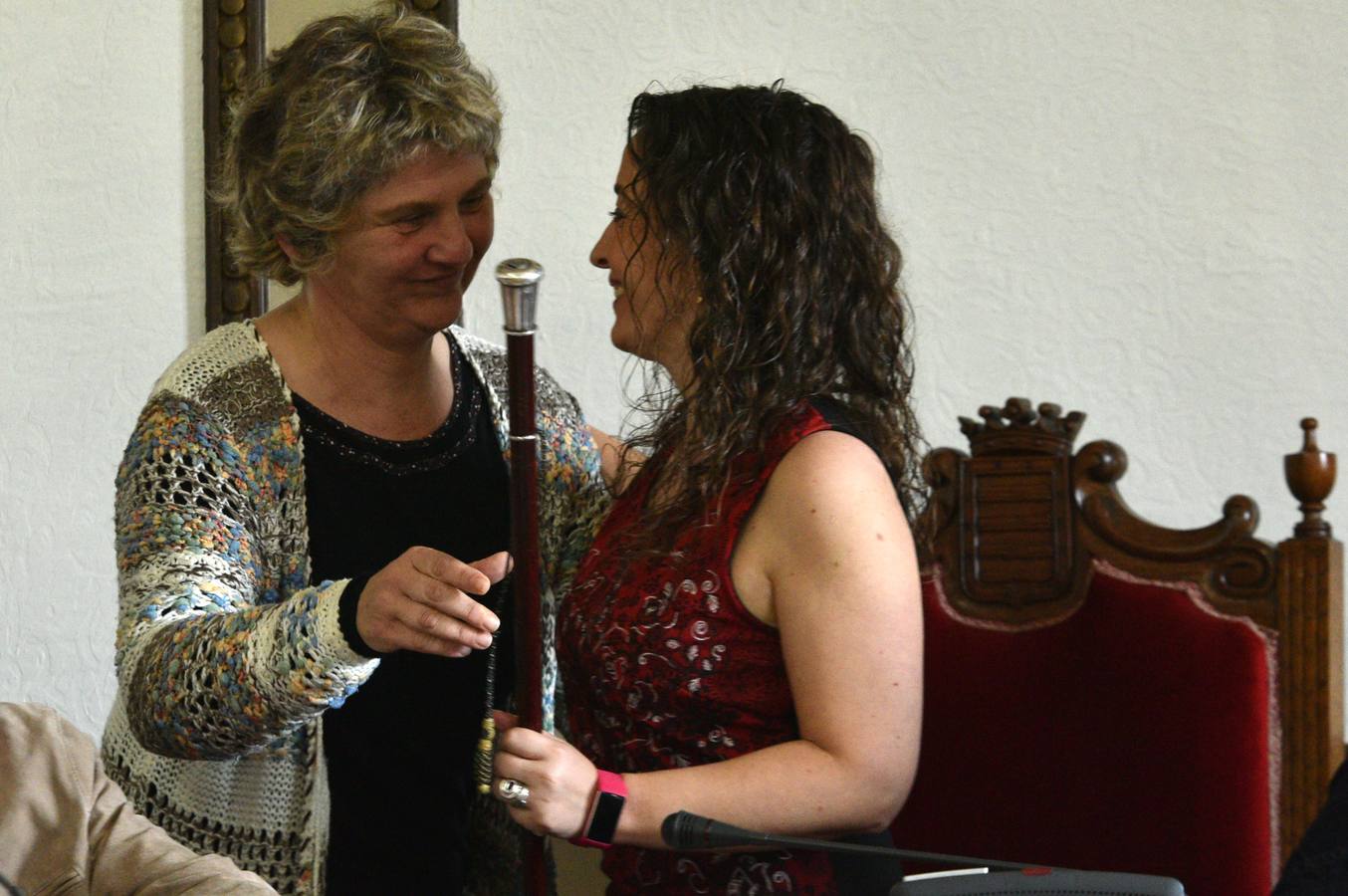 Maider Lainez recibe la 'makila' de la alcaldía de Andoain de manos de Ane Karrere.